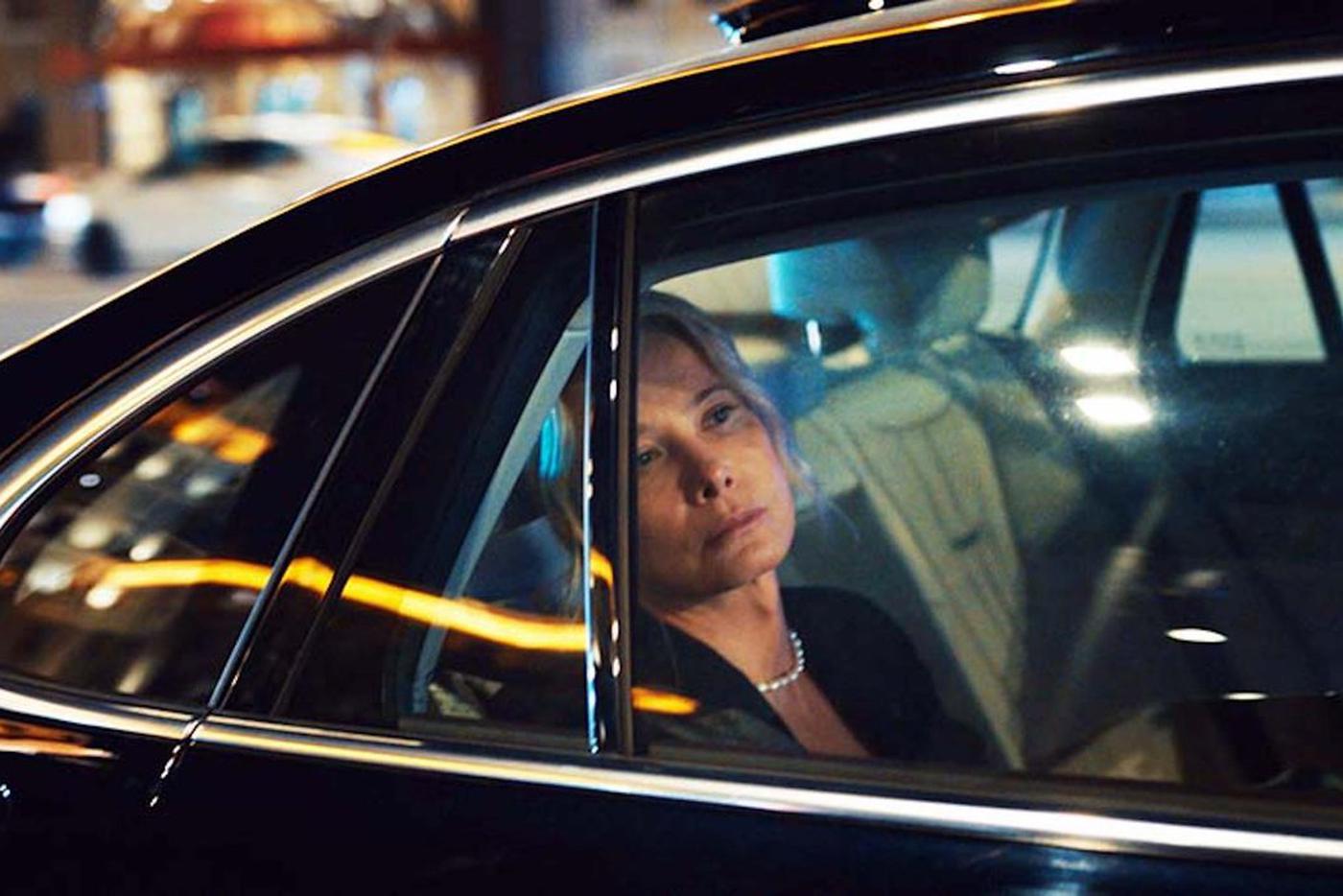 Юлия Высоцкая в роли матери-депутатши.