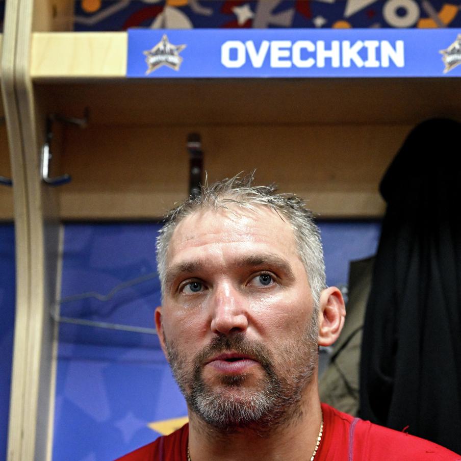 Овечкин забросил 900-ю шайбу и помог "Вашингтону" разгромить "Сент-Луис". Российский хоккеист Александр Овечкин оформил 900-й гол в регулярных чемпионатах НХЛ и стал первой звездой матча, в котором "Вашингтон" одержал уверенную победу над "Сент-Луисом" со счётом 6:1, прервав серию поражений