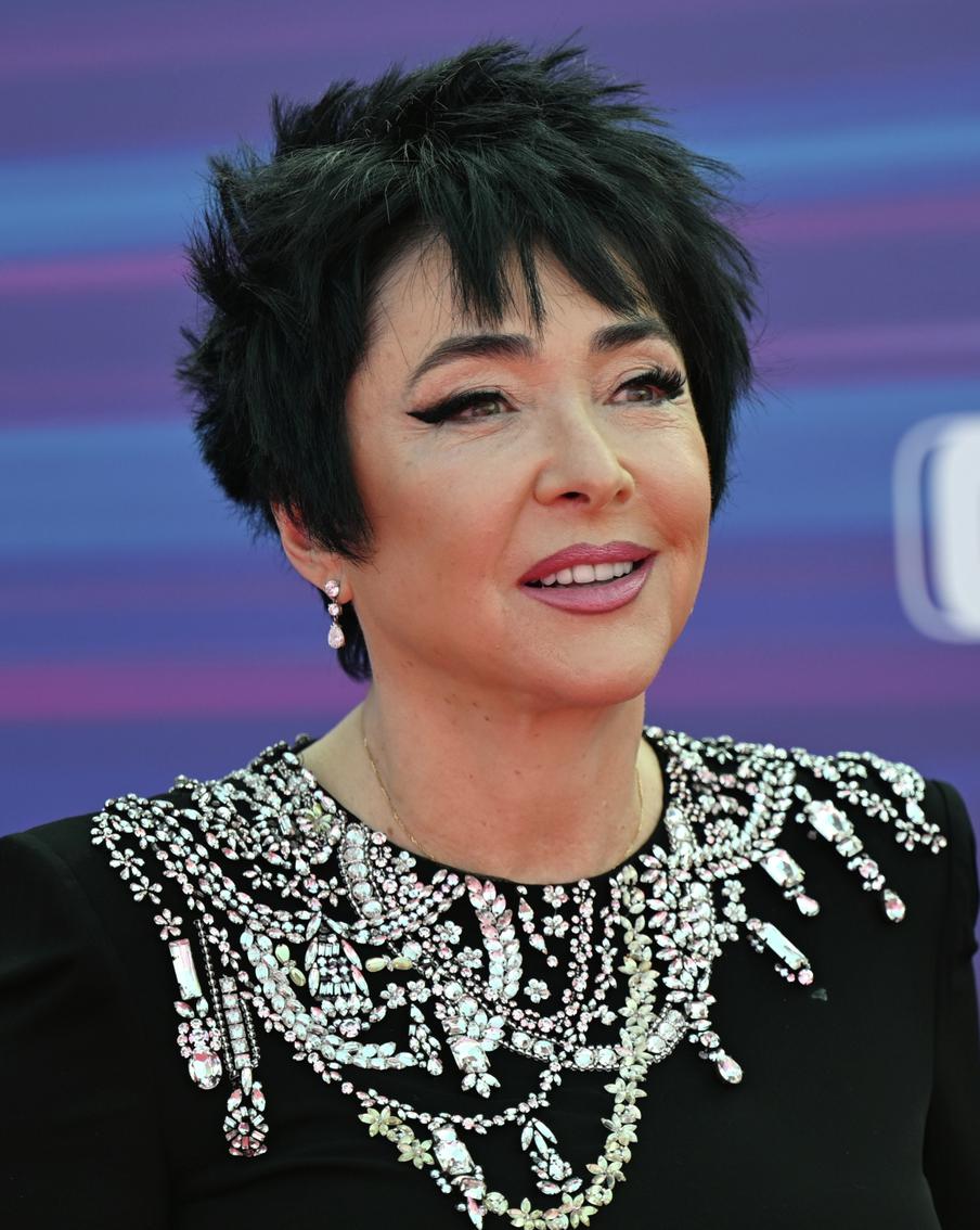 "Люблю ходить по музеям и заброшкам": Лолита запретила близким делать ей подарки