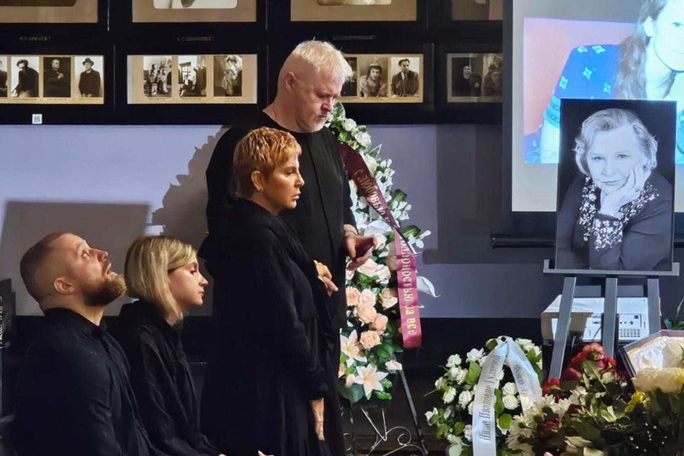 Заслуженный артист РФ Вячеслав Невинный – младший и его супруга, хореограф Лариса, у гроба Нины Гуляевой.
