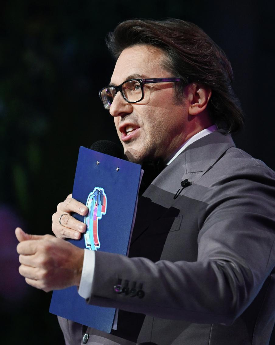 Двери из Дома кино, люстра с Лубянки и помнящий Волочкову рояль: Андрей Малахов собирает вещи с историей