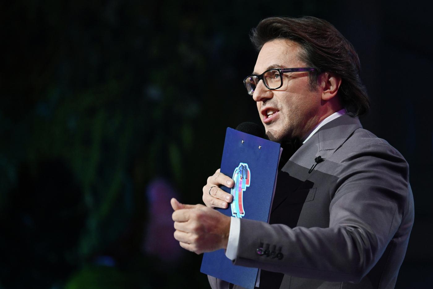 Двери из Дома кино, люстра с Лубянки и помнящий Волочкову рояль: Андрей Малахов собирает вещи с историей