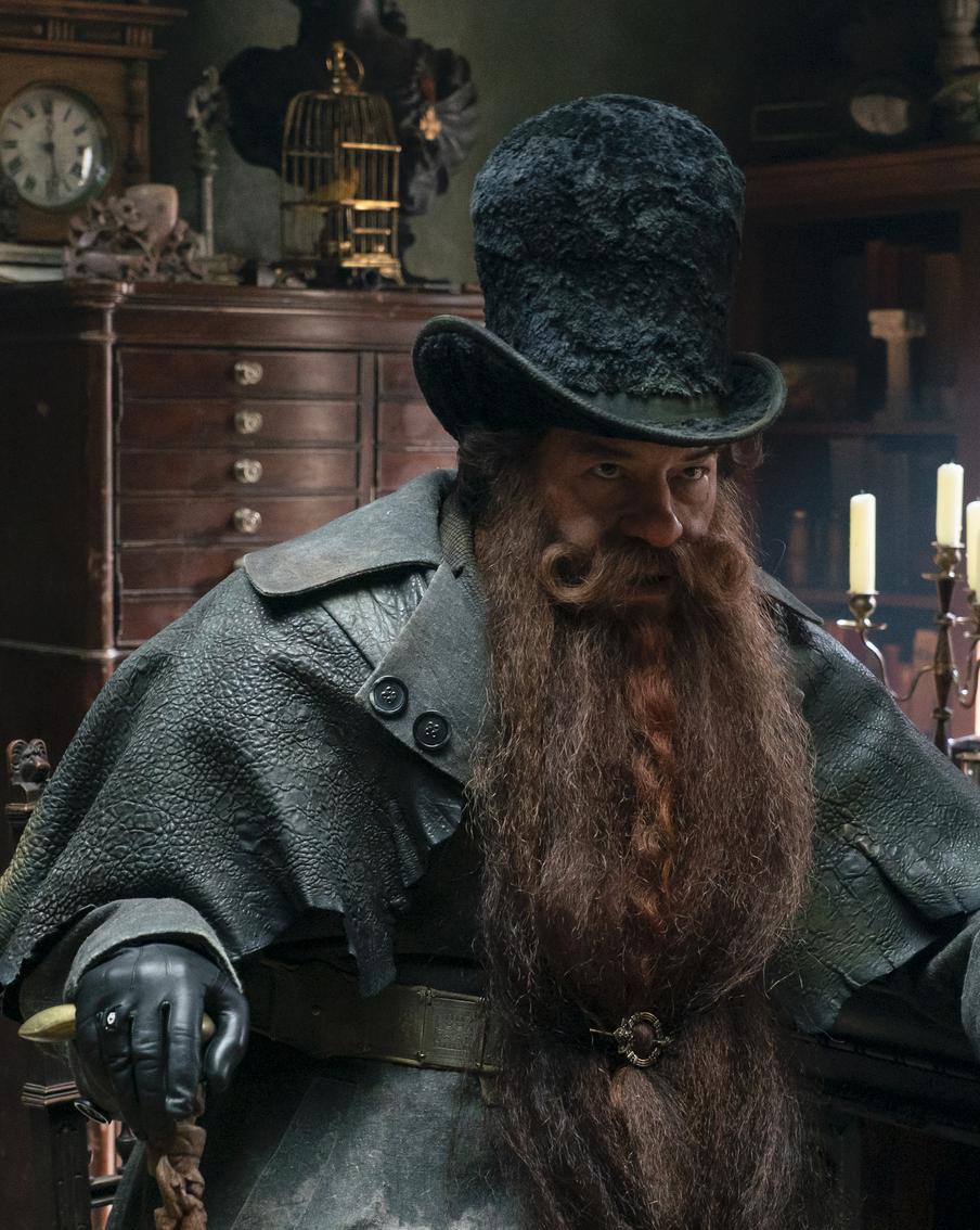 Накладной живот, борода из волос яка и "говорящий костюм": разбираем грим и образ Бондарчука-Карабаса