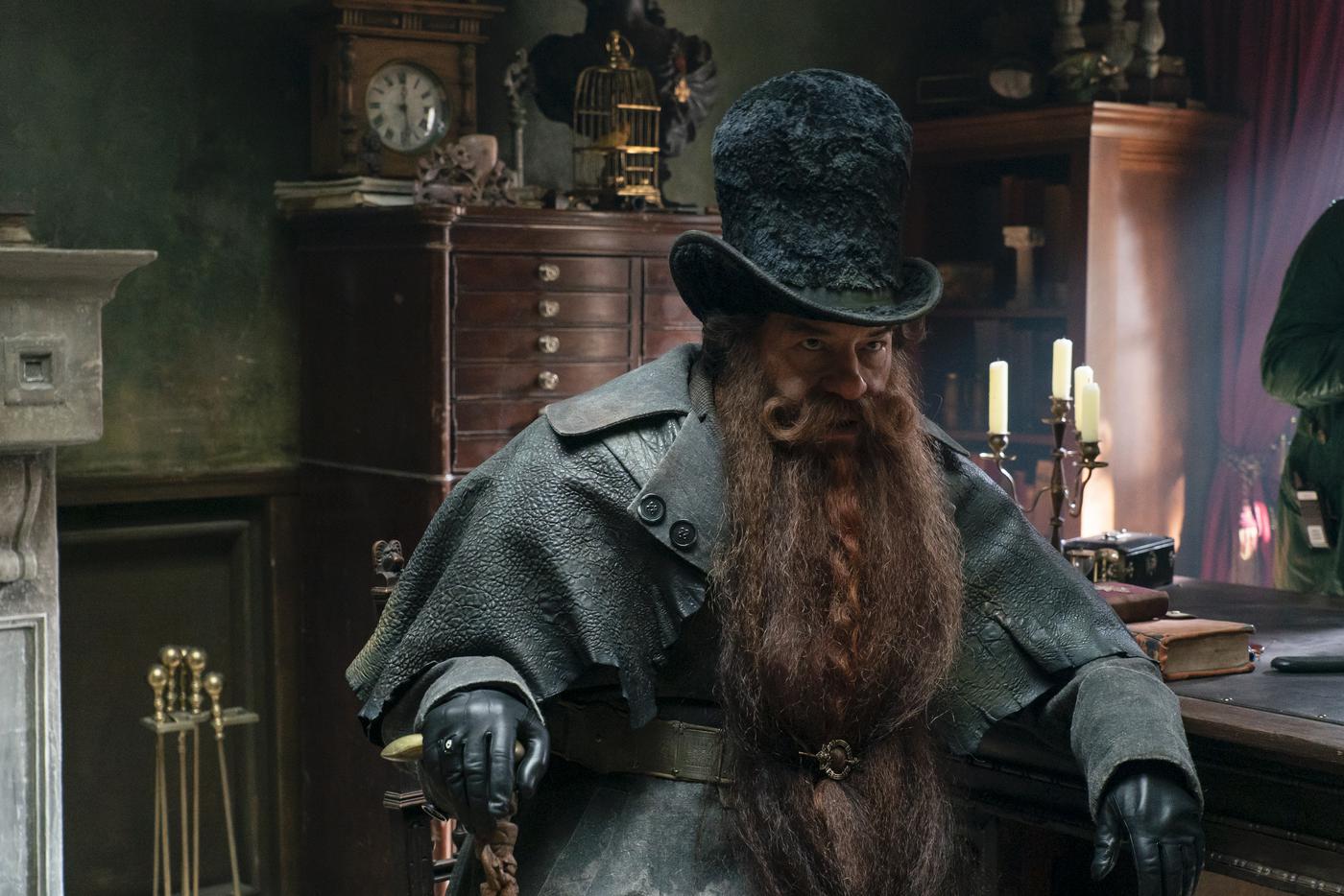 Накладной живот, борода из волос яка и "говорящий костюм": разбираем грим и образ Бондарчука-Карабаса