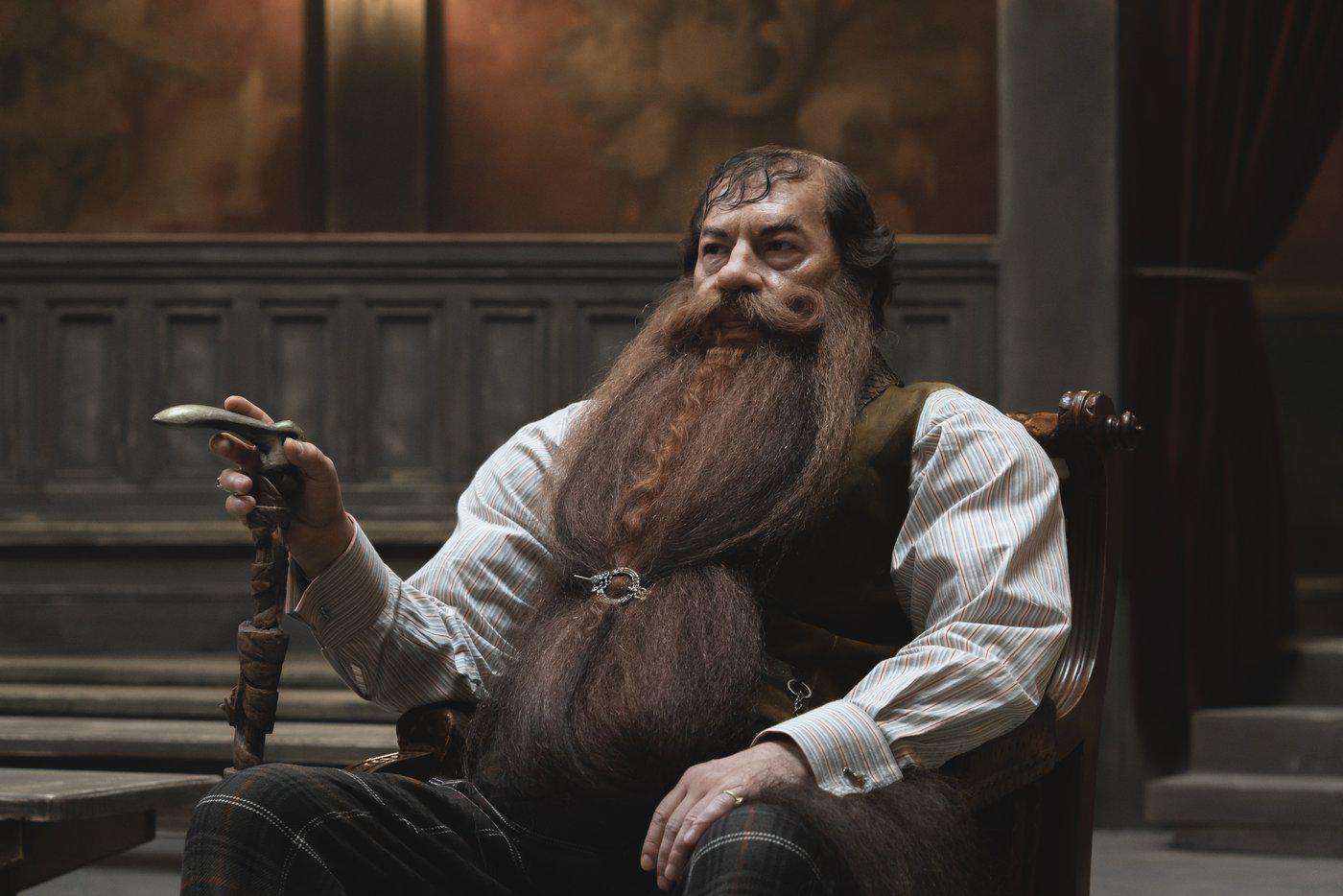 Ироничности образу бородатого Карабаса придают реденькие волосики на макушке.