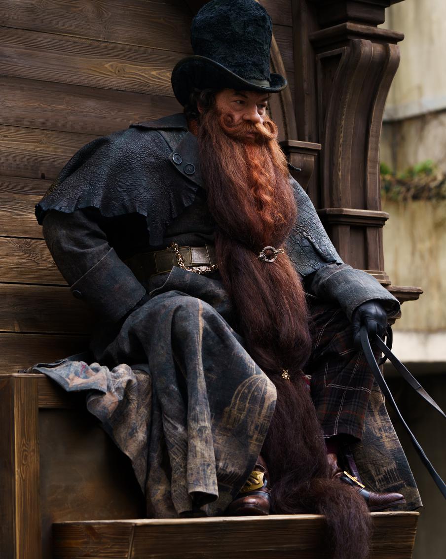 Управляться с длинной бородой на съёмочной площадке Фёдору Бондарчуку помогали три человека.