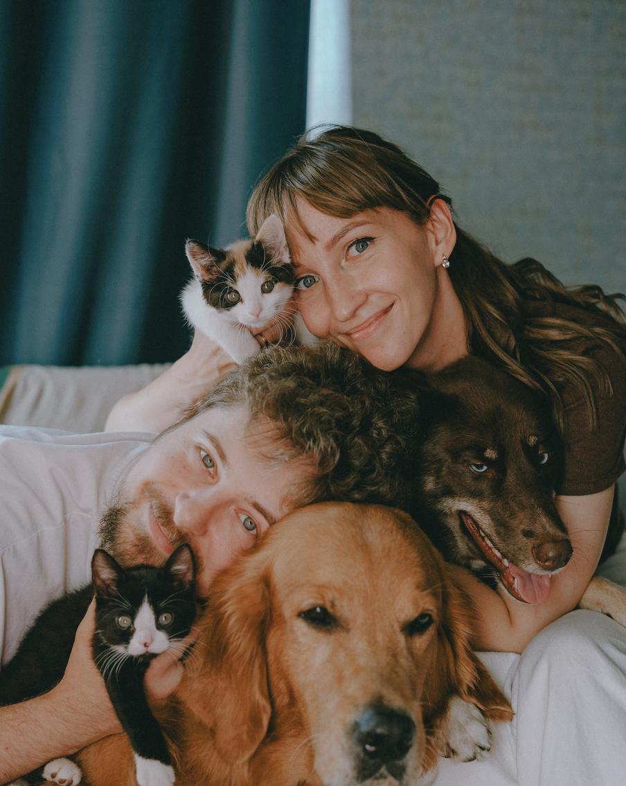 Счастливая семья – Юлия и её муж, котята Нео и Тринити, собаки Юми и Крис.