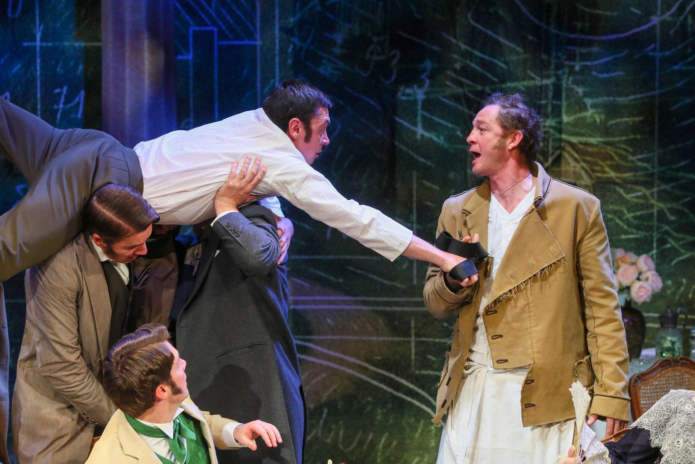 В попытках поделить участок герои принимают самые неожиданные позы.