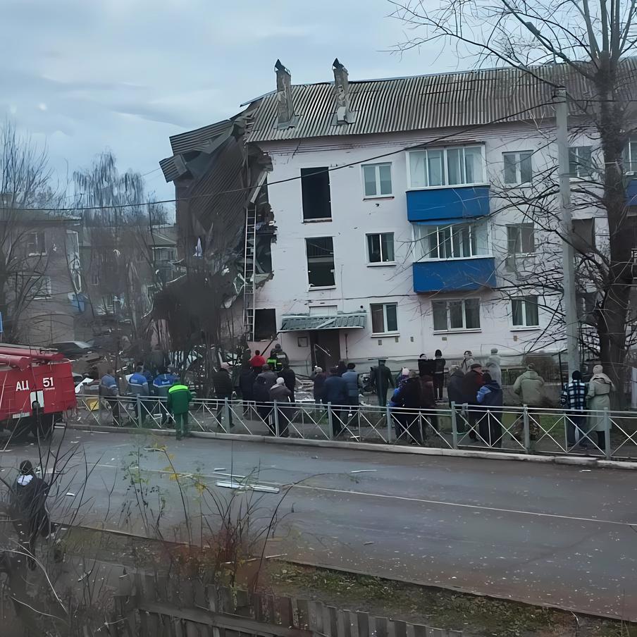 Два человека госпитализированы после взрыва бытового газа в жилом доме в Куркино. После взрыва бытового газа в одном из многоквартирных домов Тульской области были госпитализированы два человека. Отмечается, что в ходе инцидента произошло частичное обрушение здания