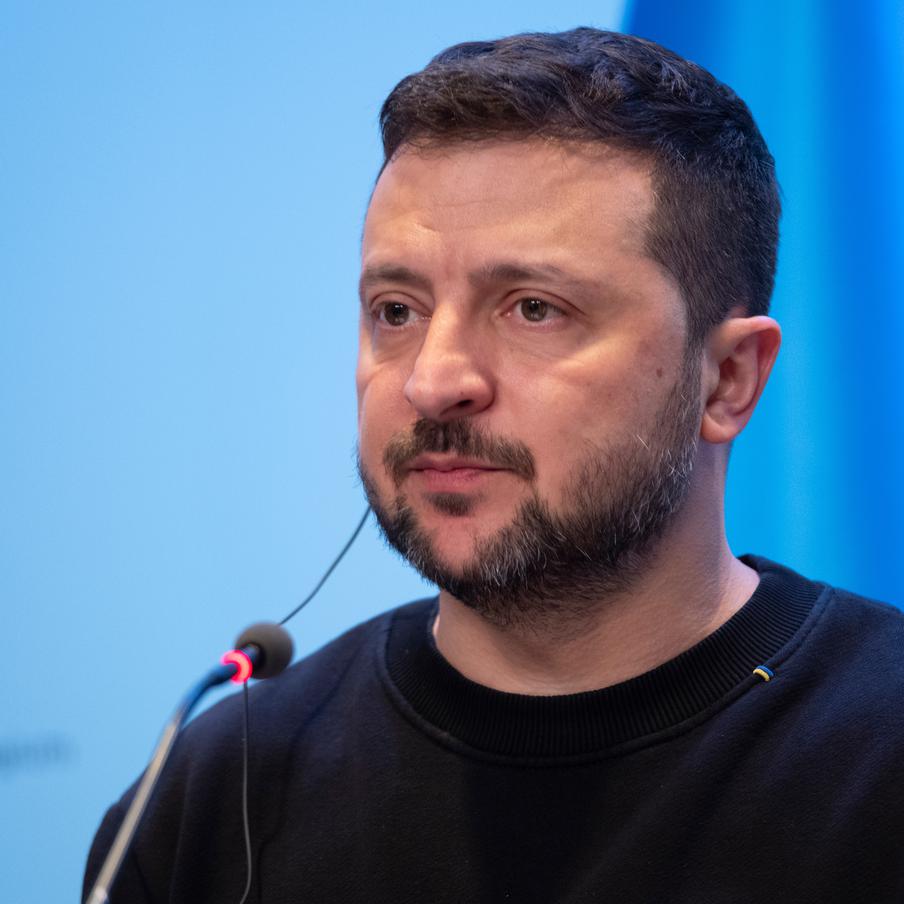 Президент Кении Уильям Руто обратился к Зеленскому из-за пленных кенийцев. Как сообщает газета Standard, президент Кении Уильям Руто выразил обеспокоенность в связи с тем, что на территории Украины были взяты в плен кенийцы. По информации Министерства иностранных дел Кении, российские власти отрицают какую-либо причастность к этим инцидентам