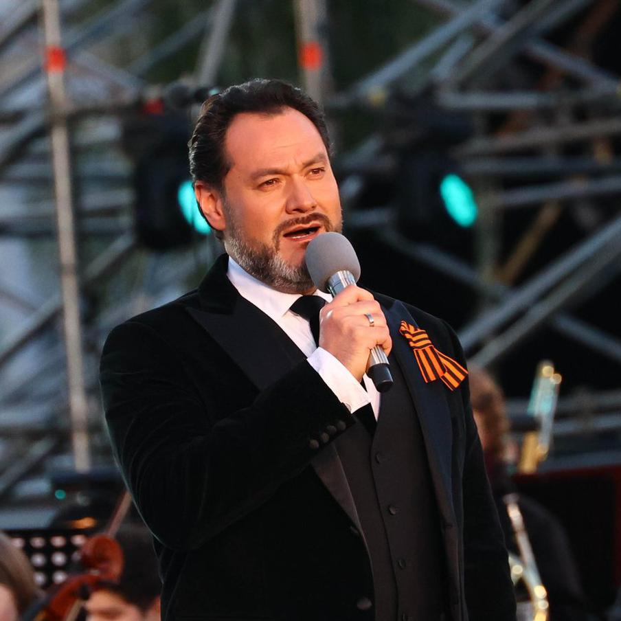 Посольство России поддержало оперного певца Абдразакова после отмены выступления. Посольство Российской Федерации в Италии выразило свою поддержку и солидарность с выдающимся российским оперным певцом Ильдаром Абдразаковым в связи с тем, что его участие в постановке оперы "Дон Жуан" в Филармоническом театре Вероны было отменено без достаточных на то оснований