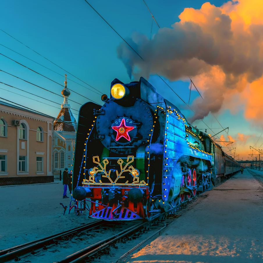 Поезд Деда Мороза проехал по Москве перед отправкой в новогоднее путешествие. В преддверии новогоднего путешествия, которое в этом сезоне начинается во Владивостоке, праздничный поезд Деда Мороза совершил пробный рейс по Москве. Как сообщает корреспондент РИА "Новости", утром в субботу поезд был замечен на Московском центральном кольце (МЦК). Локомотив был украшен в праздничном стиле, создавая атмосферу волшебства