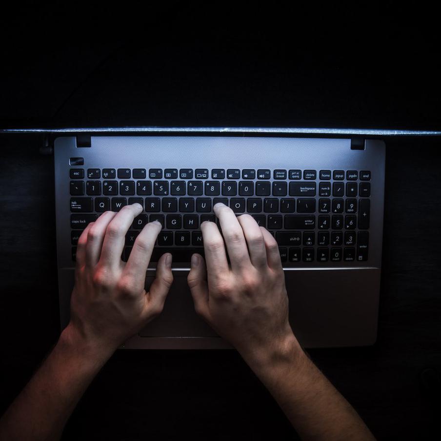 Правительство определило, что может угрожать российскому сегменту Интернета. Российские власти подготовили Правила централизованного управления сетью связи. Отмечается, что в них уделяется внимание и возможным угрозам пользователям Интернета в России