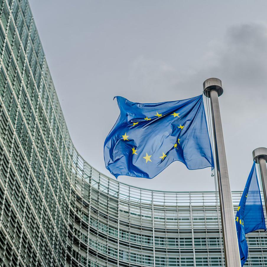 FT узнала "главное условие" ЕК для использования российских активов. Еврокомиссия (ЕК) предлагает выделить €140 млрд из замороженных российских активов на поддержку Украины, но выдвигает условие: создание специальной юридической структуры, которая обеспечит "постоянную иммобилизацию" этих средств. Отсутствие такой структуры может привести к значительным расходам для стран ЕС – до €5,6 млрд в год