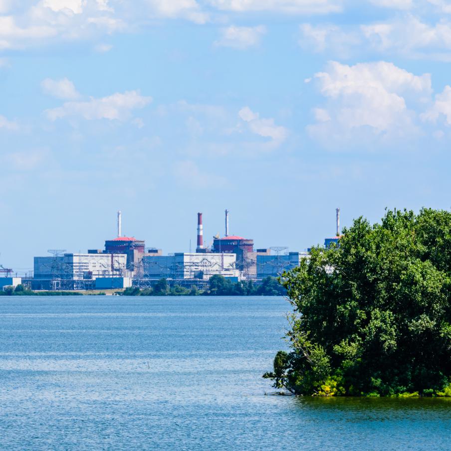 Специалисты начали ремонт повреждённого обстрелами участка ЛЭП у Запорожской АЭС. Команда технического персонала начала процесс восстановления повреждённого в ходе обстрела станции участка ЛЭП, который питал Запорожскую атомную станцию. Отмечается, что это стало возможным из-за временного перемирия