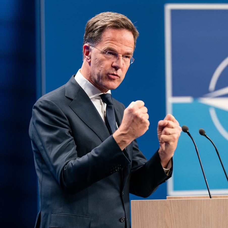 Рютте: НАТО уделит больше внимания общению с людьми о своём ядерном арсенале. В недавнем интервью изданию Welt генеральный секретарь НАТО Марк Рютте заявил о намерении альянса уделять больше внимания вопросам ядерного сдерживания и его роли в обеспечении безопасности. Рютте подчеркнул, что необходимо повышать осведомлённость населения о механизмах ядерного сдерживания и их значимости для общей безопасности