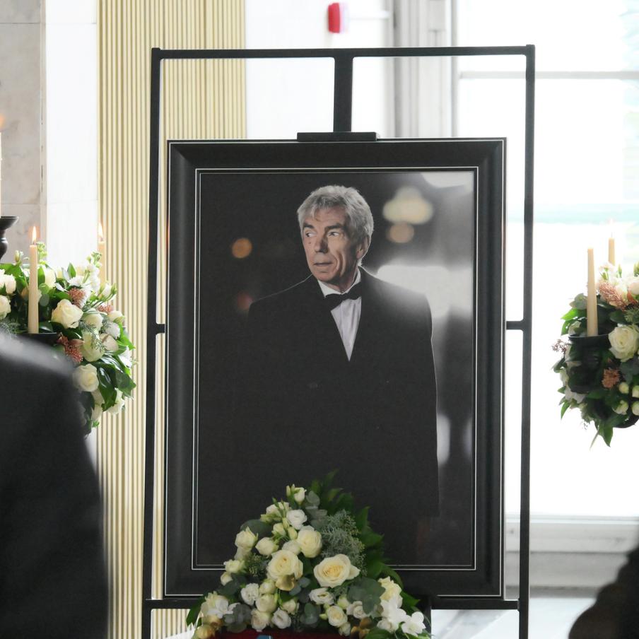 В Москве началось прощание с Юрием Николаевым. В Москве началось прощание с известным телеведущим Юрием Николаевым, который скончался на 77-м году жизни 4 ноября. Причиной смерти стало тяжёлое заболевание лёгких. Президент Российской Федерации Владимир Путин выразил соболезнования родным и близким телеведущего