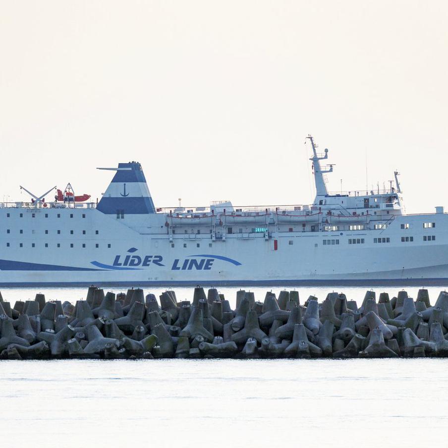Пассажиры застрявшего в Сочи парома Seabridge пожелали вернуться в Турцию. Находящиеся на борту парома Seabridge российские граждане выразили желание отправиться назад в Турцию. Пассажиры судна около двух суток ожидают разрешения на заход в порт Сочи