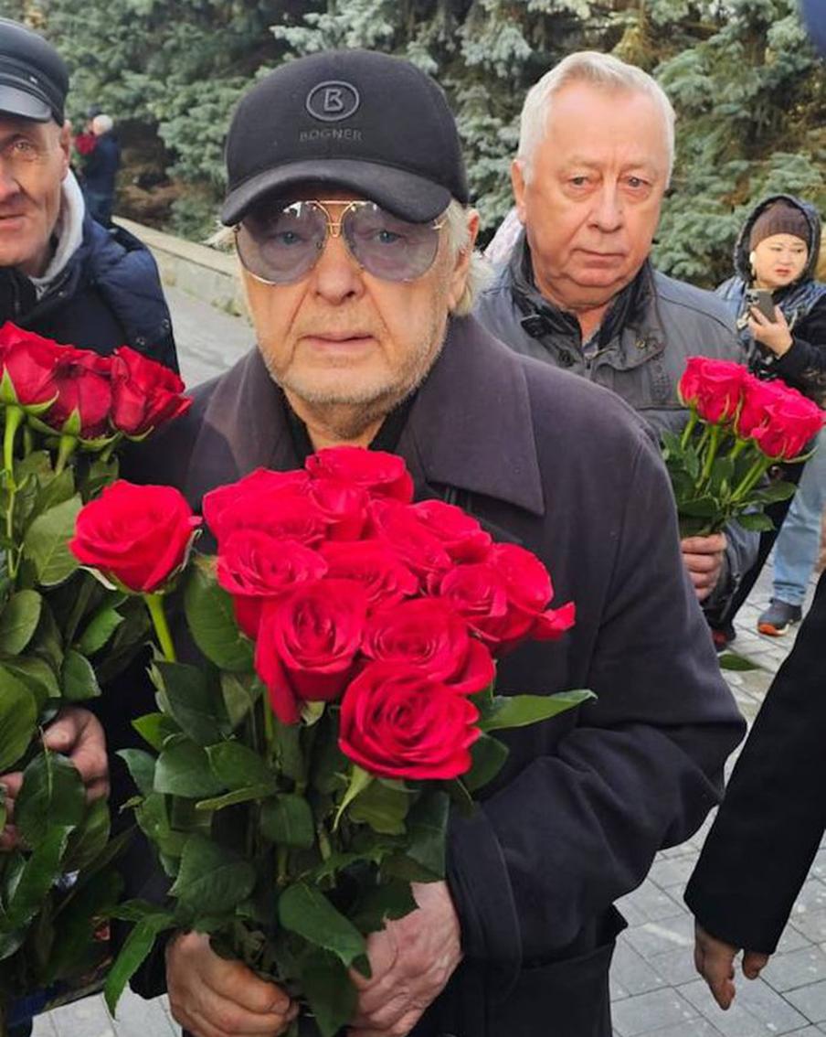 Знаменитости у гроба Юрия Николаева: Юрий Антонов.