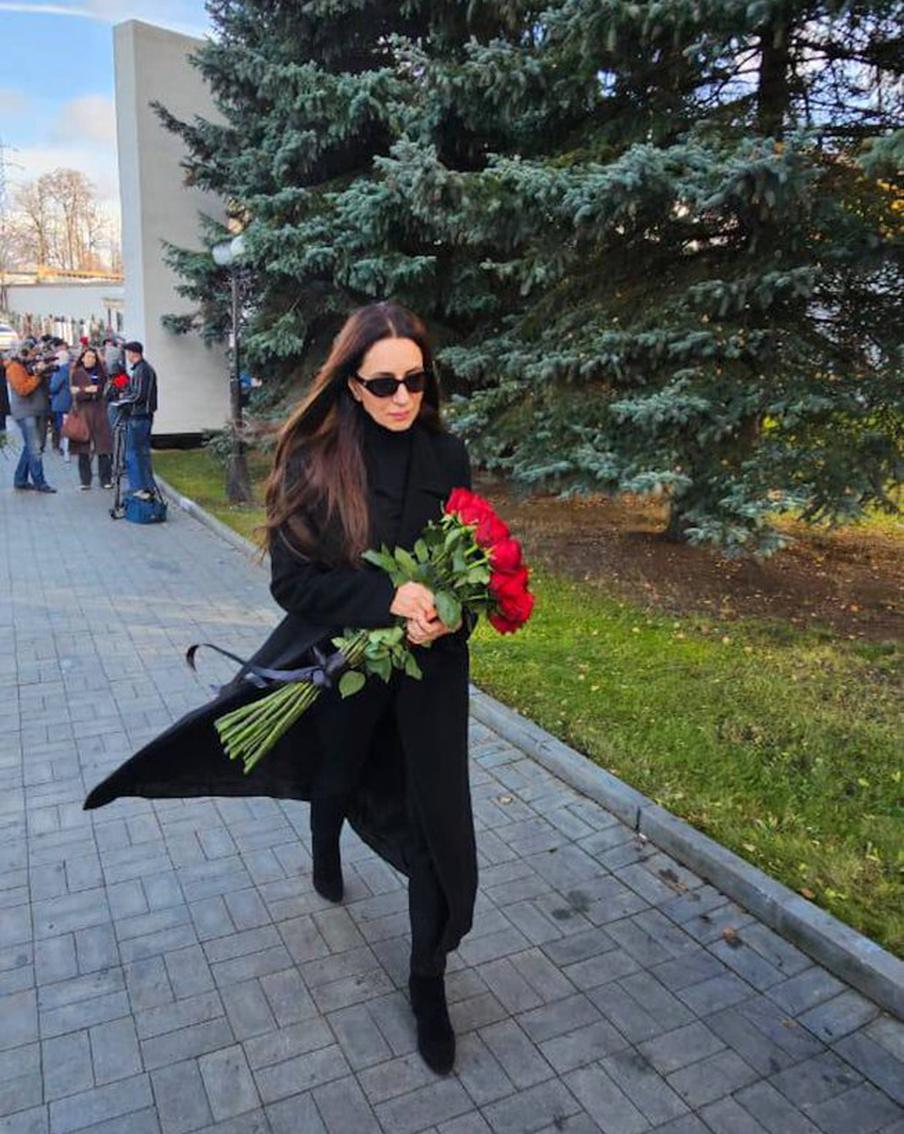 Знаменитости у гроба Юрия Николаева: певица Зара.