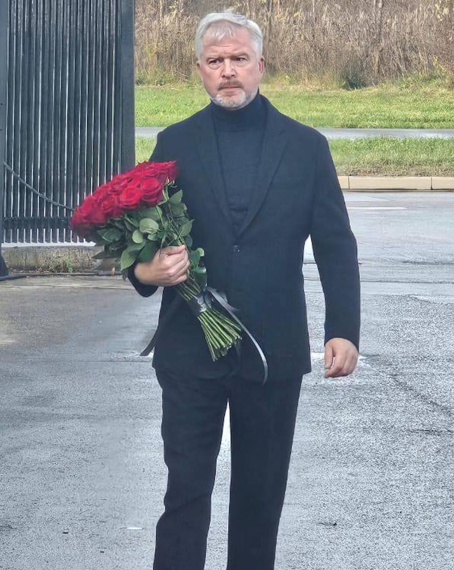 Знаменитости у гроба Юрия Николаева: Валдис Пельш.