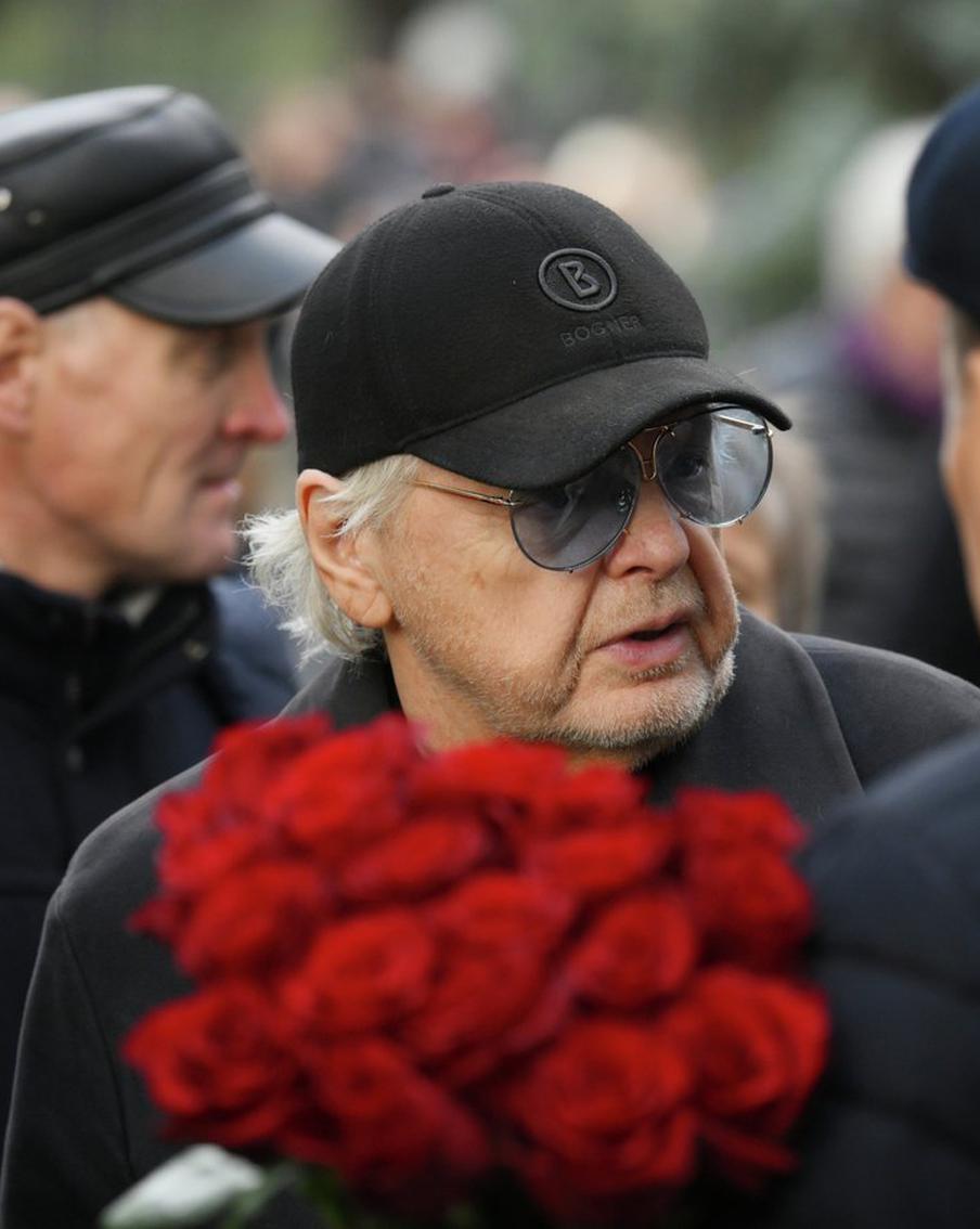 Море роз и слёз: Маршал, Зара, Пельш и другие звёзды приехали на прощание с Юрием Николаевым