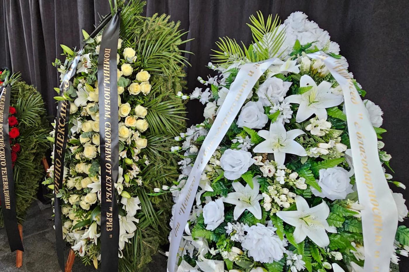 Венки, принесённые друзьями, родными и близкими Юрия Николаева.