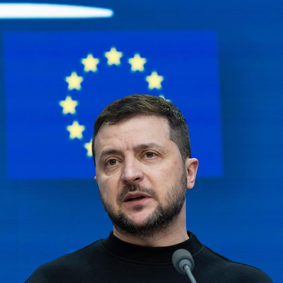 Владимир Зеленский призвал Запад усилить санкции против России из-за конфликта. На фоне продолжающихся боевых действий на Украине президент страны обратился к западным союзникам с требованием ужесточить антироссийские санкции против Москвы