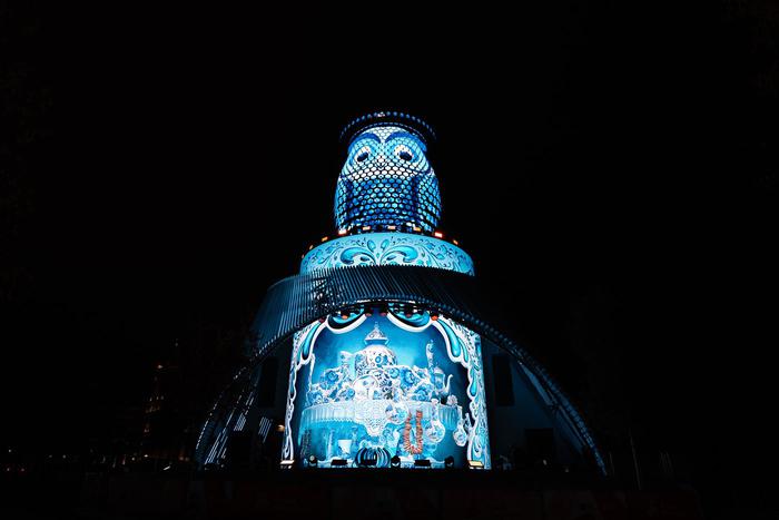 В парке "Зарядье" москвичи могли увидеть приуроченное к Дню народного единства мультимедийное шоу