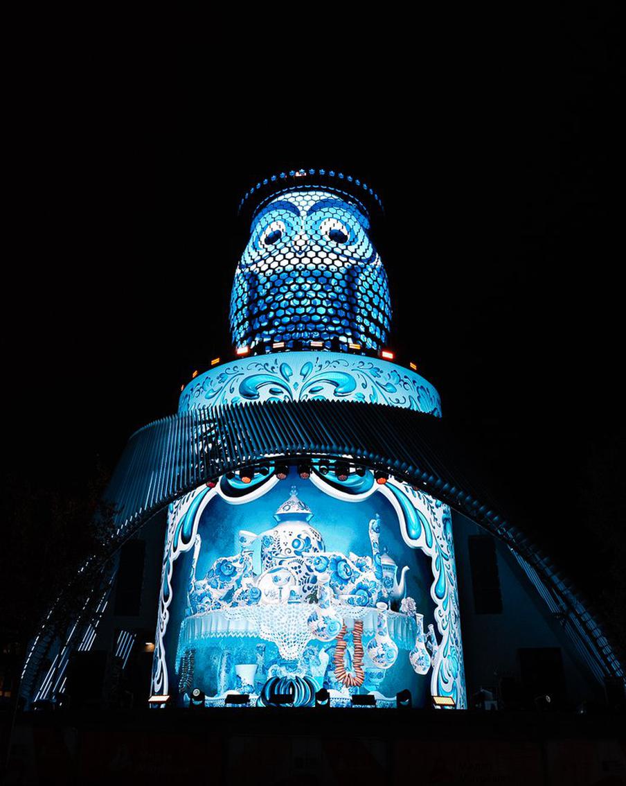 В парке "Зарядье" москвичи могли увидеть приуроченное к Дню народного единства мультимедийное шоу