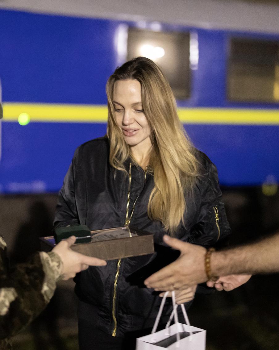 Американская актриса Анджелина Джоли призвала власти России и Украины завершить боевые действия