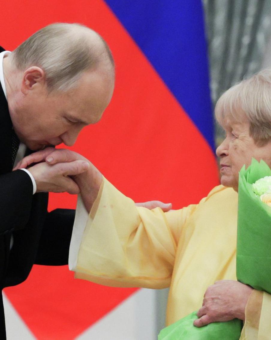 Владимир Путин позвонил Александре Пахмутовой прямо во время её концерта в Кремле