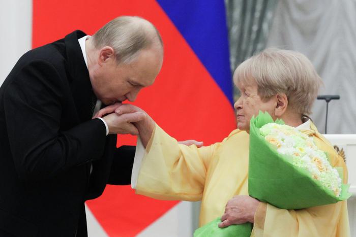 Владимир Путин позвонил Александре Пахмутовой прямо во время её концерта в Кремле