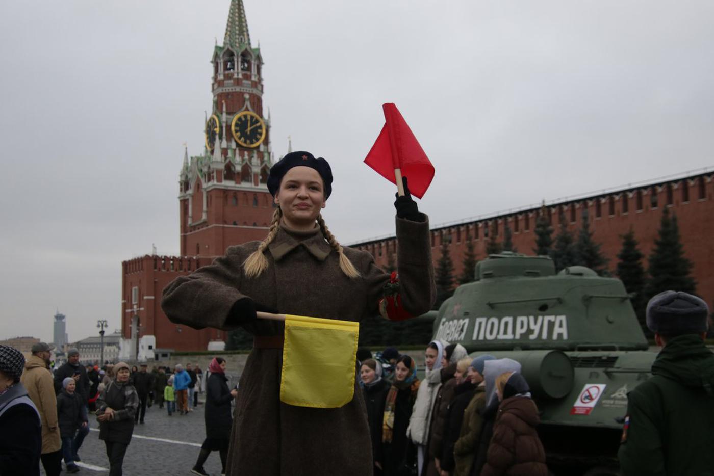 Тысячи людей пришли на Красную площадь прикоснуться к артефактам эпохи Великой Отечественной войны