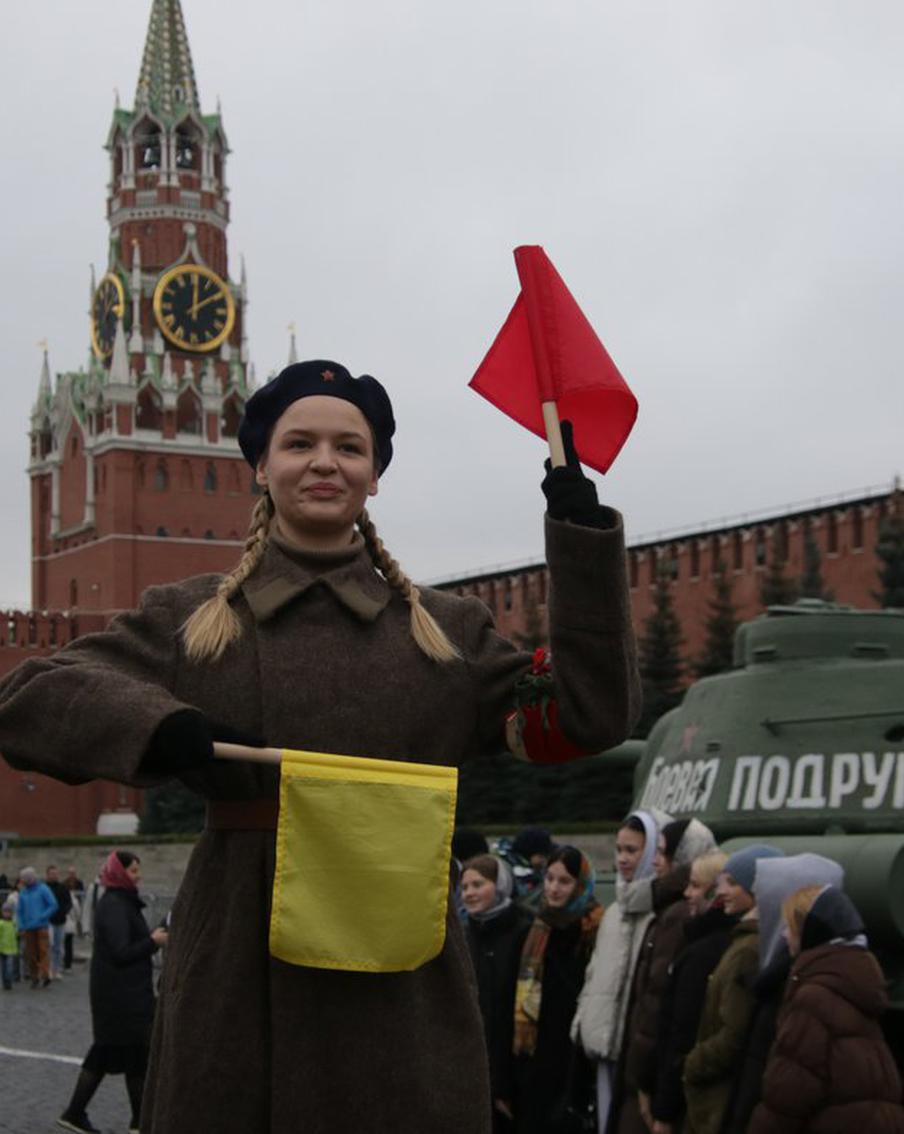 Тысячи людей пришли на Красную площадь прикоснуться к артефактам эпохи Великой Отечественной войны