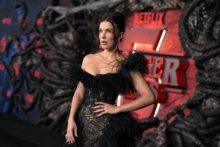 Как менялся стиль Милли Бобби Браун: лучшие образы героини сериала "Очень странные дела"