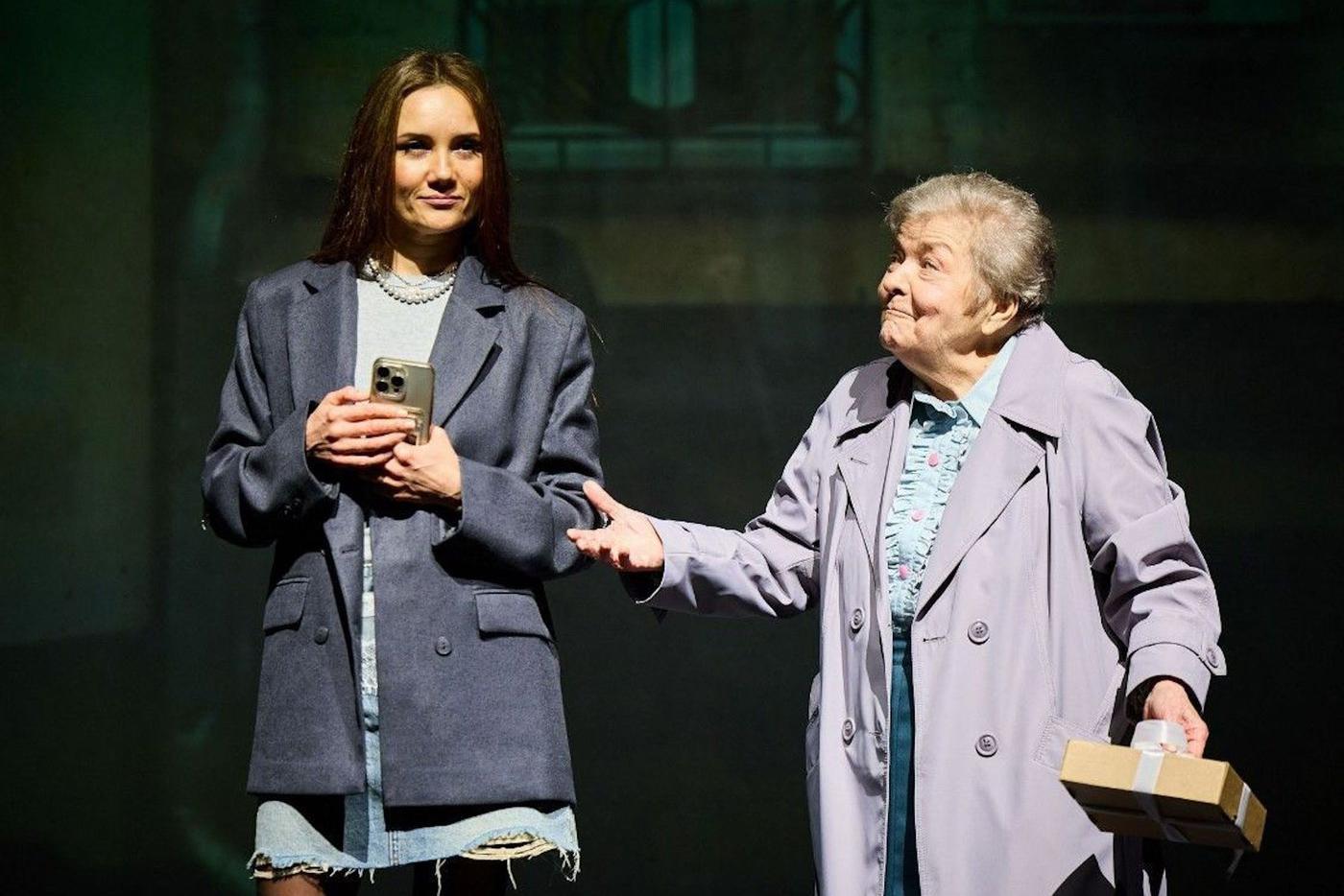 Влогер Лера (Жанна Сармандеева) и коренная москвичка Евдокия Семёновна (Ирина Чипиженко)