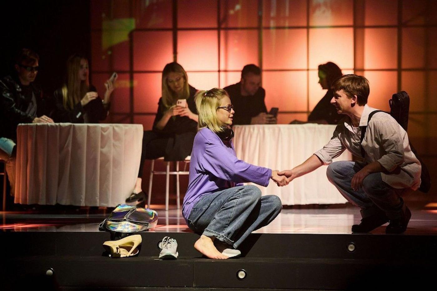 Два провинциала – Катя (Марина Иванова) и Серёга (Захар Ронжин) – познакомились в Москве, в кафе "Маргарита" на Патриках