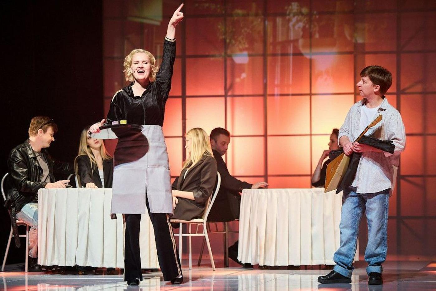 Официантка Елена (Ольга Ершова) представляет, что она звезда мюзикла "Чикаго"