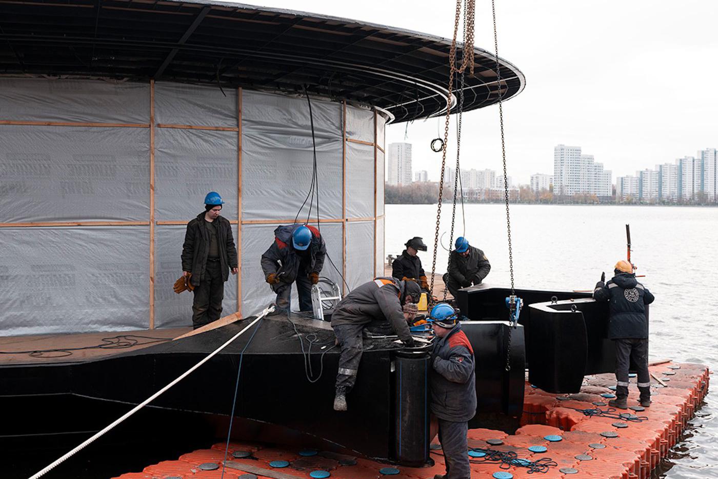 В Москву прибыли 5 новых плавучих причалов для электросудов