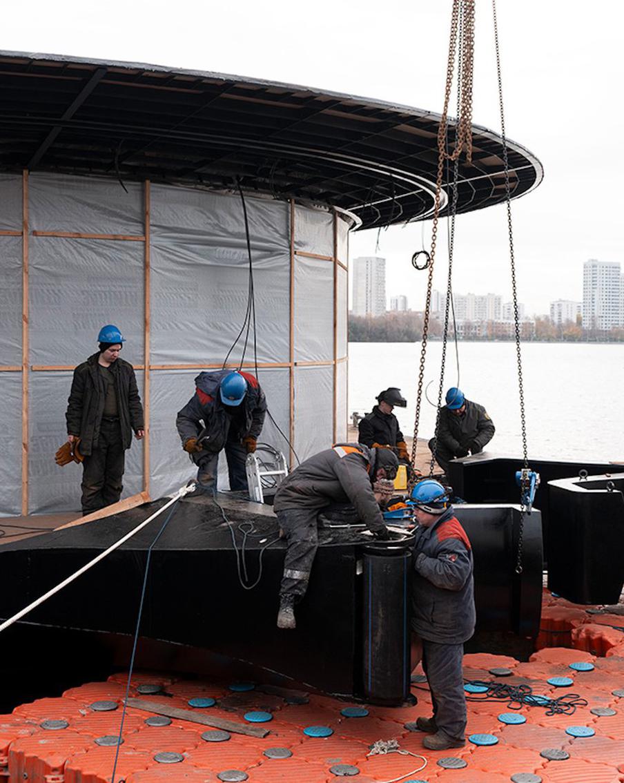 В Москву прибыли 5 новых плавучих причалов для электросудов