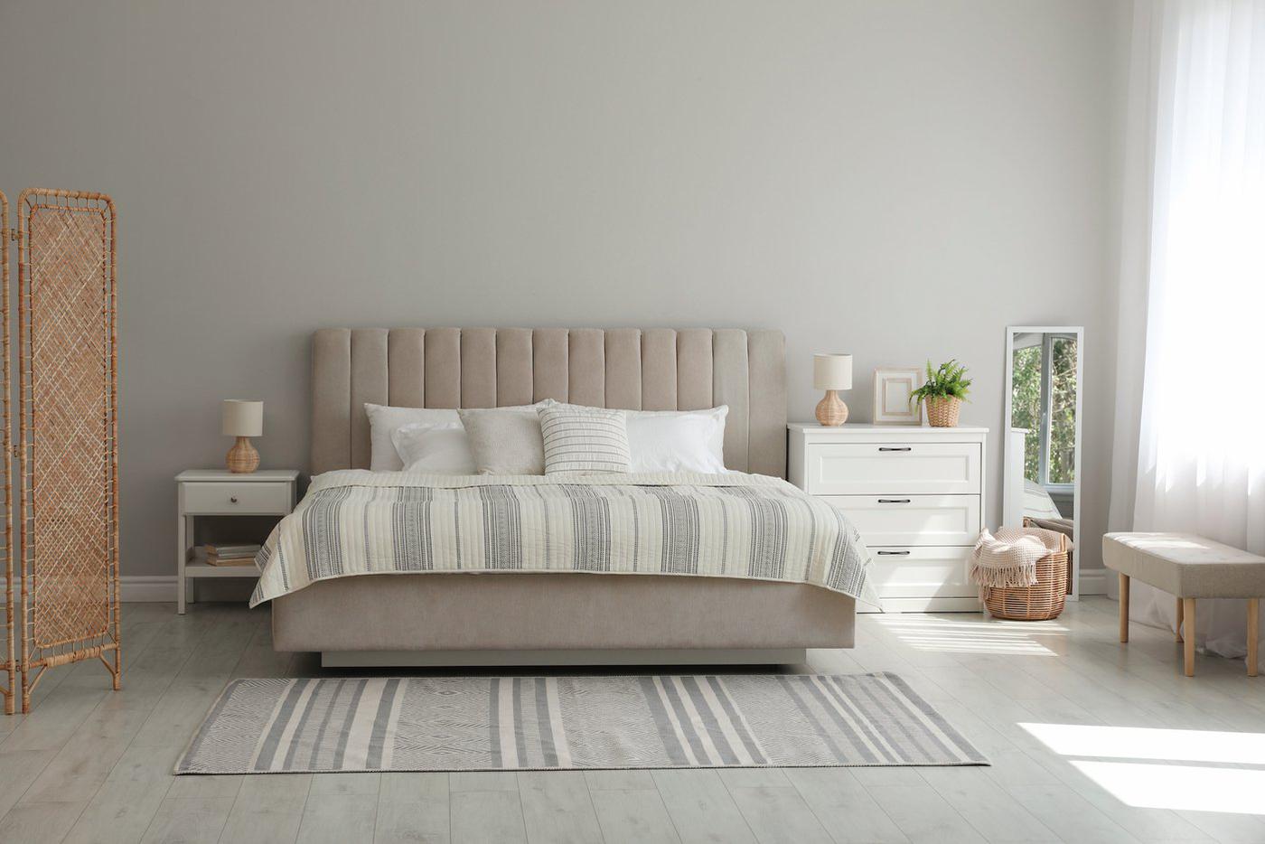 Избавьтесь от броских сувениров и бессвязного декора.