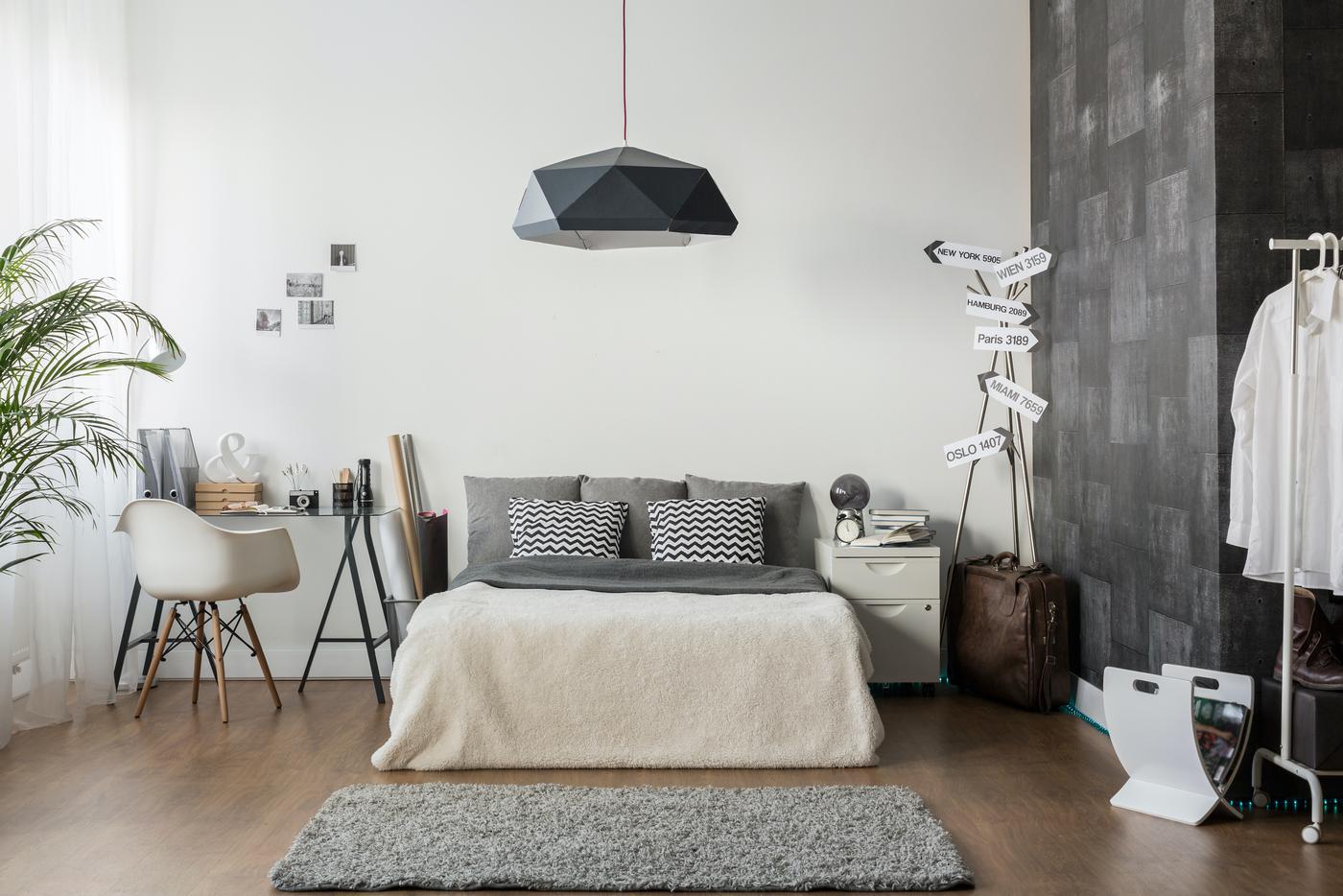 Не слишком увлекайтесь тёмной отделкой стен.