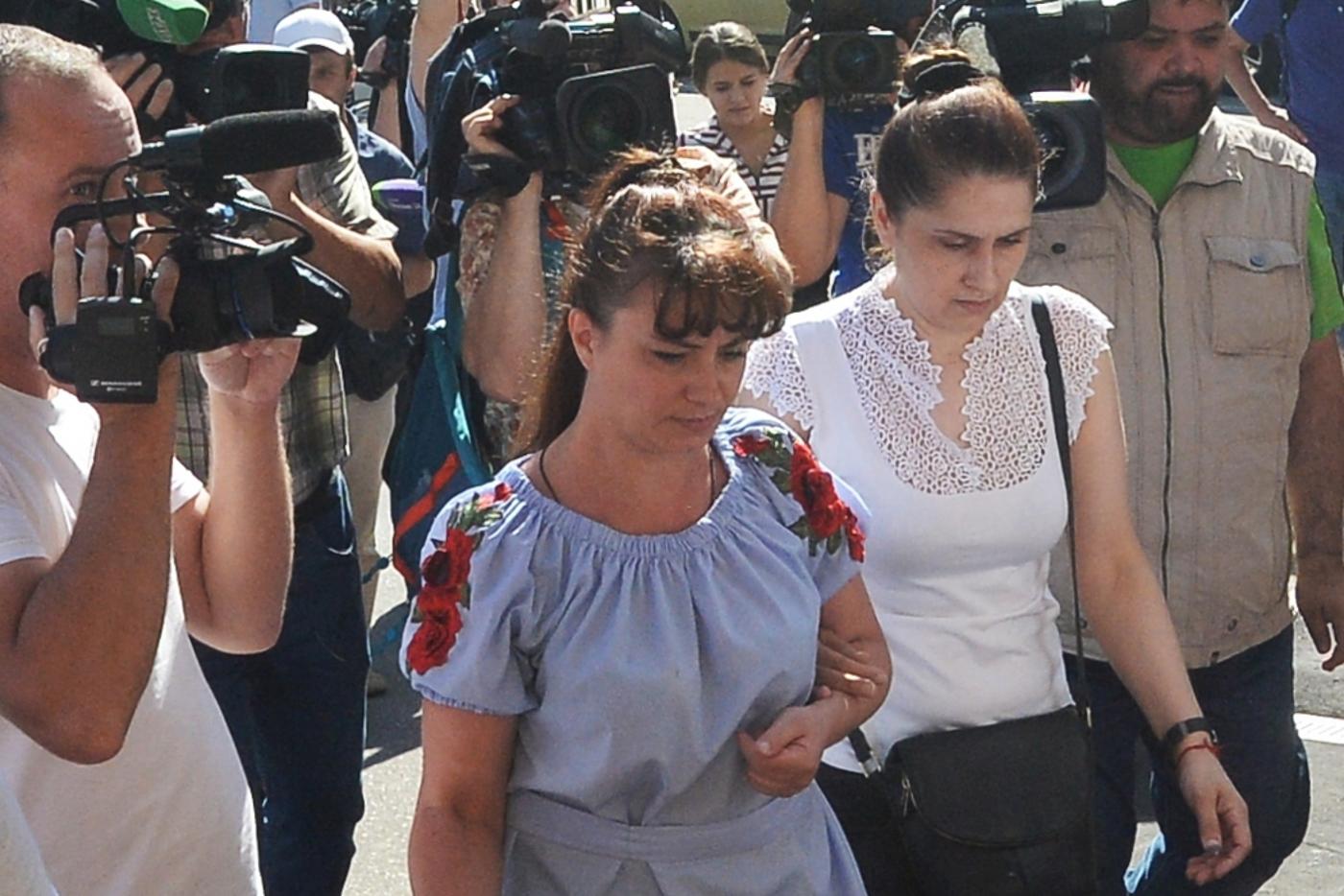 2018 год. Справа – мать сестёр Хачатурян Аурелия Дундук.