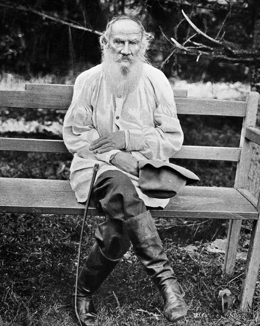 Плакал в борделе и проигрывал отчий дом – что знаете о странностях Толстого