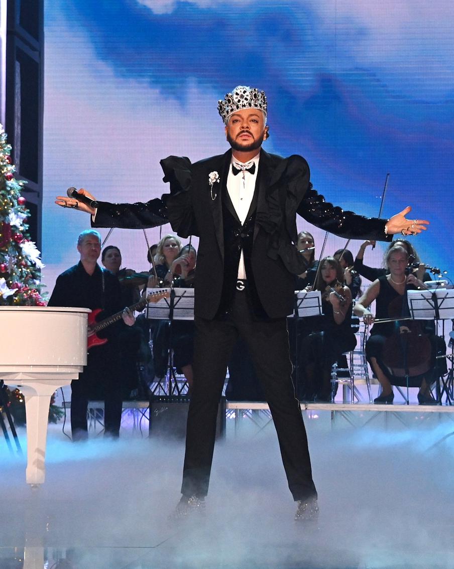 Ёлка в гримёрке и 12 млн рублей: сколько просят за новогодние выступления российские звёзды