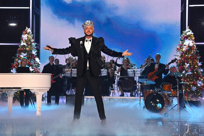 Ёлка в гримёрке и 12 млн рублей: сколько просят за новогодние выступления российские звёзды