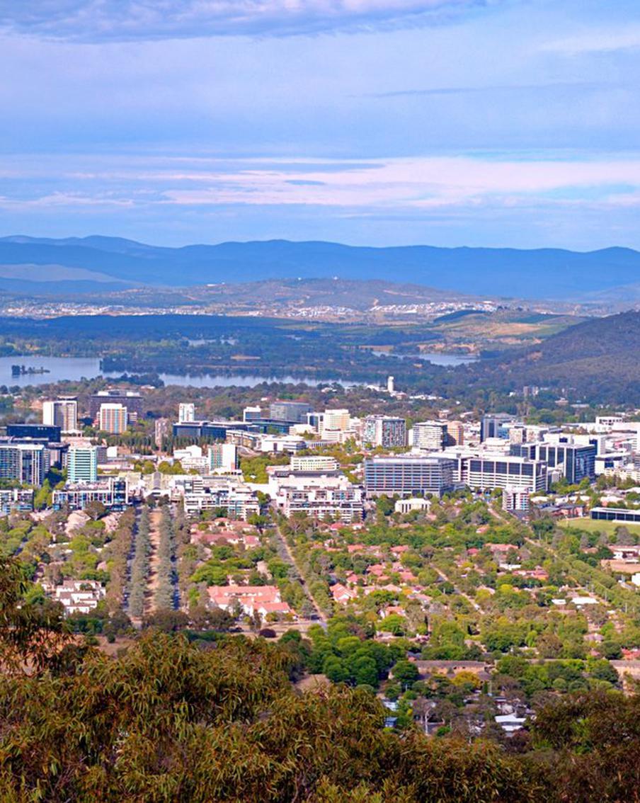 Австралия отказалась вернуть России участок под строительство посольства. Высший суд Австралии признал законным решение властей о расторжении аренды участка под российское посольство, но обязал правительство выплатить компенсацию и возместить судебные расходы