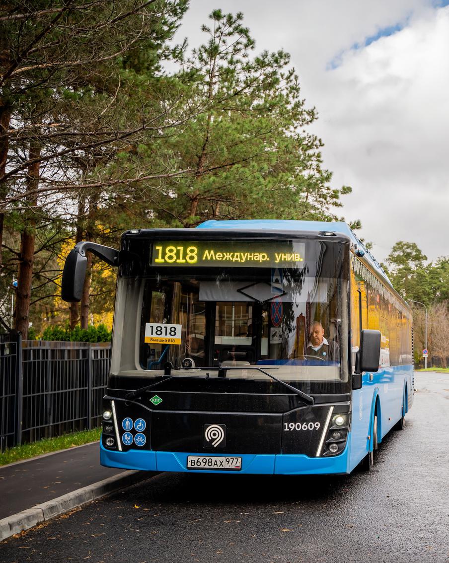 Новые маршруты в ближайшее Подмосковье запустят с 15 ноября. По словам Максима Ликсутова, с 15 ноября от станции метро "Филёвский парк" запустят 2 новых маршрута: 1139 до Новой Трёхгорки и 1818 до Международного университета в поселке Заречье. На линию выйдут 14 современных автобусов большого класса, которые оборудованы по высоким московским стандартам