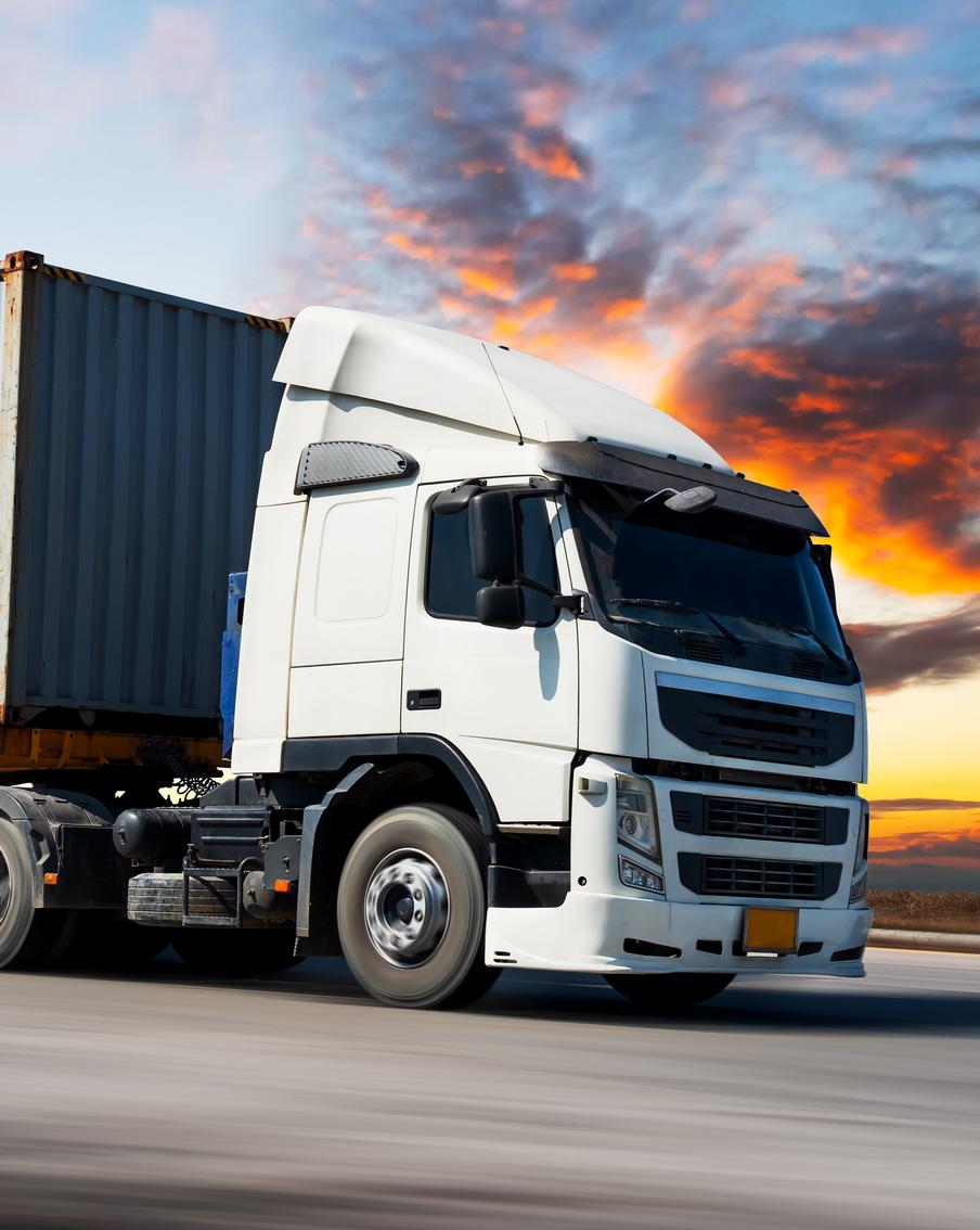 Водители легковушек стали получать штрафы до 600 тыс. из-за грузовиков. В последнее время российские водители легковых автомобилей начали сталкиваться с неожиданными и крупными штрафами от Ространснадзора, достигающими 600 тысяч рублей. Причиной таких крупных санкций являются мошеннические действия владельцев грузовых автомобилей